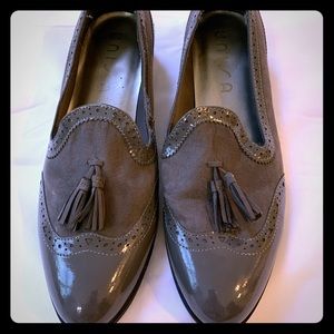 Unisa patent leather, gray loafers with tassels.